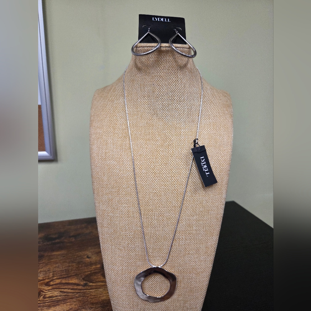 Bogolydell Nyc Metallic Necklace And Earrings Set 10$